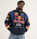 Modelo con chaqueta red bull vintage por delante