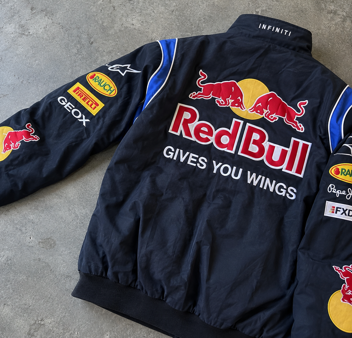 chaqueta red bull vintage de cerca