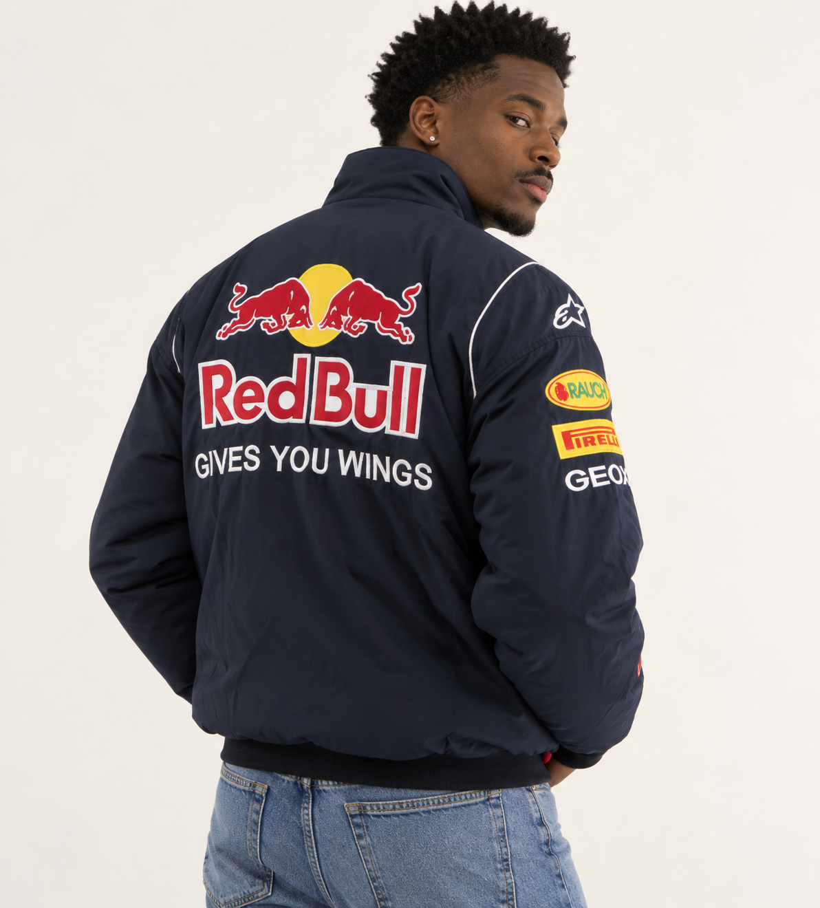 Modelo con chaqueta red bull vintage por detras