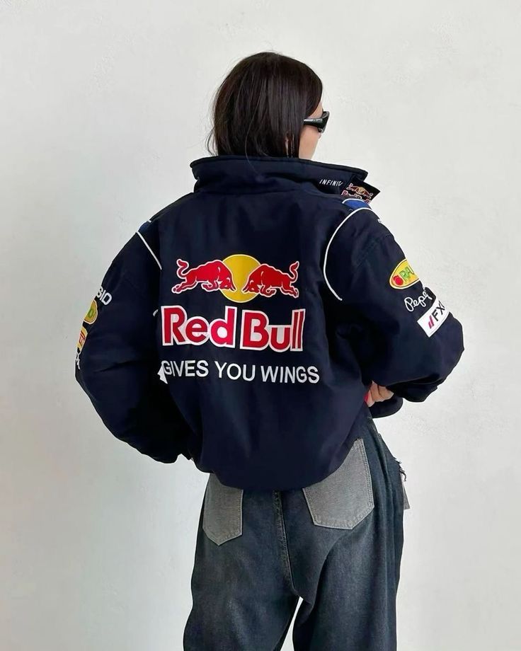 Modelo con chaqueta red bull vintage por detras
