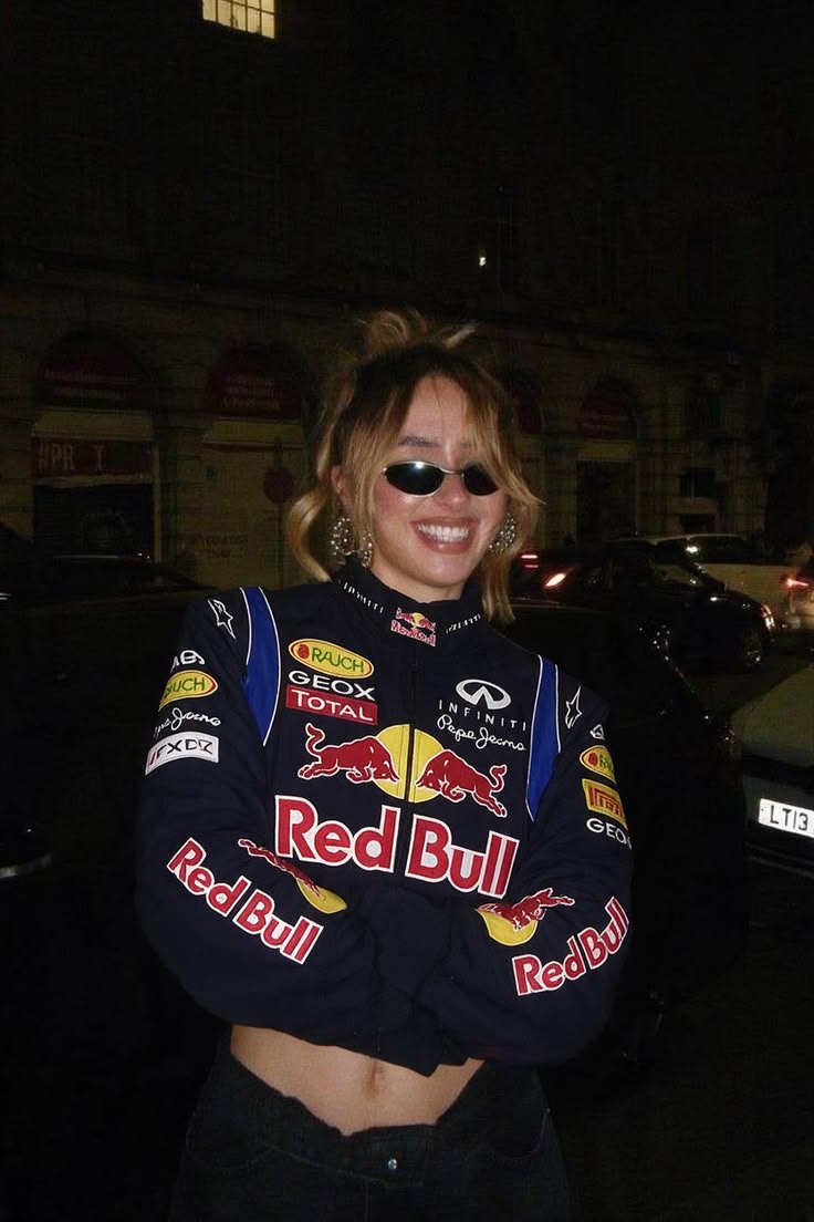 chica con chaqueta red bull vintage 